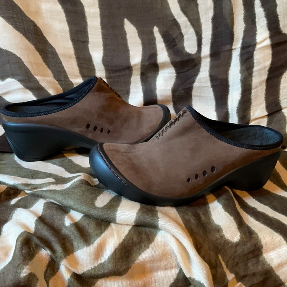 *NWOT* Privo by Clarks Water Resistant Leather Clogs With Cushy Bottom